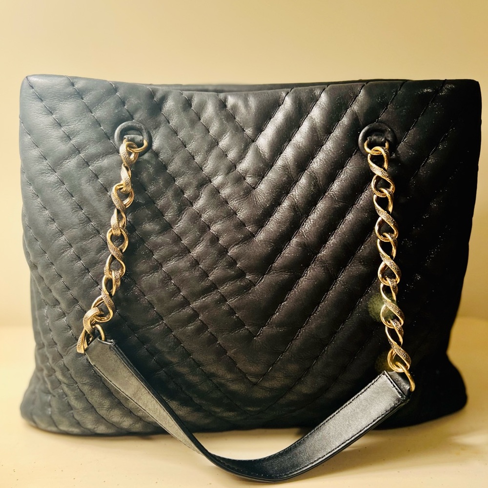 Chanel Tote Surpique CC Charm Large Chevron Iridescent Black - Picture 4 of 13